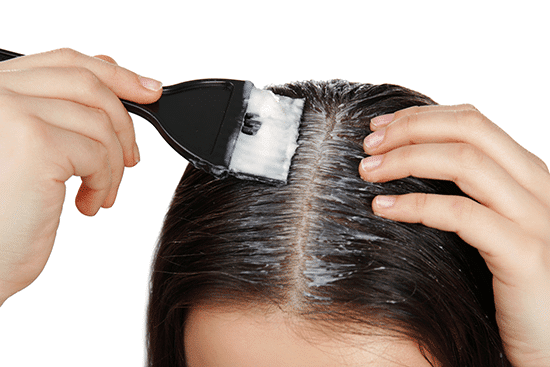 application de l'huile de coco sur les cheveux