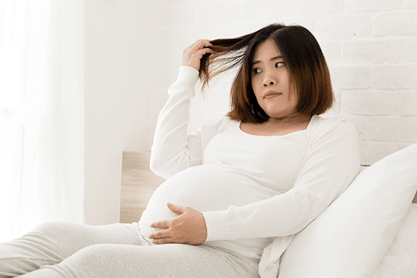 Chute de cheveux chez une femme enceinte - A Un Cheveu